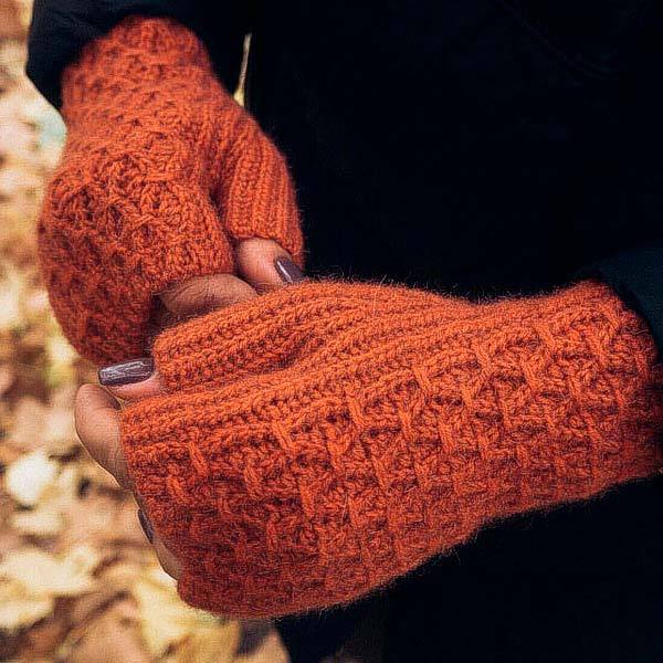 © Interlace mitts by Svetlana Kochkina • www.ravelry.com