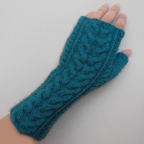 © Linda K's Yummy Mummy Wristwarmers by Alexandra Brinck • www.ravelry.com
