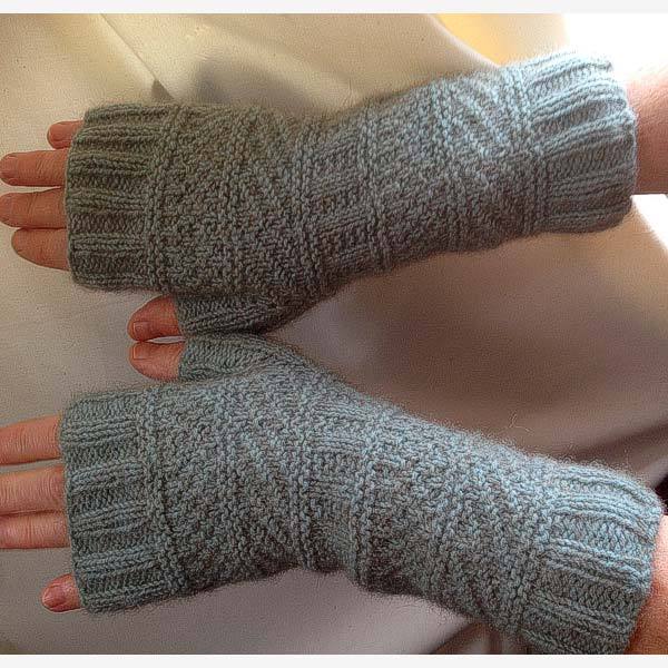 © Dustland Mitts by Stephen West • www.ravelry.com