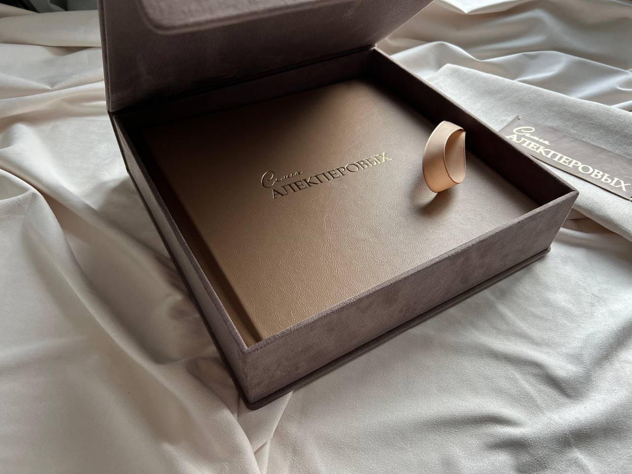 Именное тиснение на кожаном альбоме для начальника