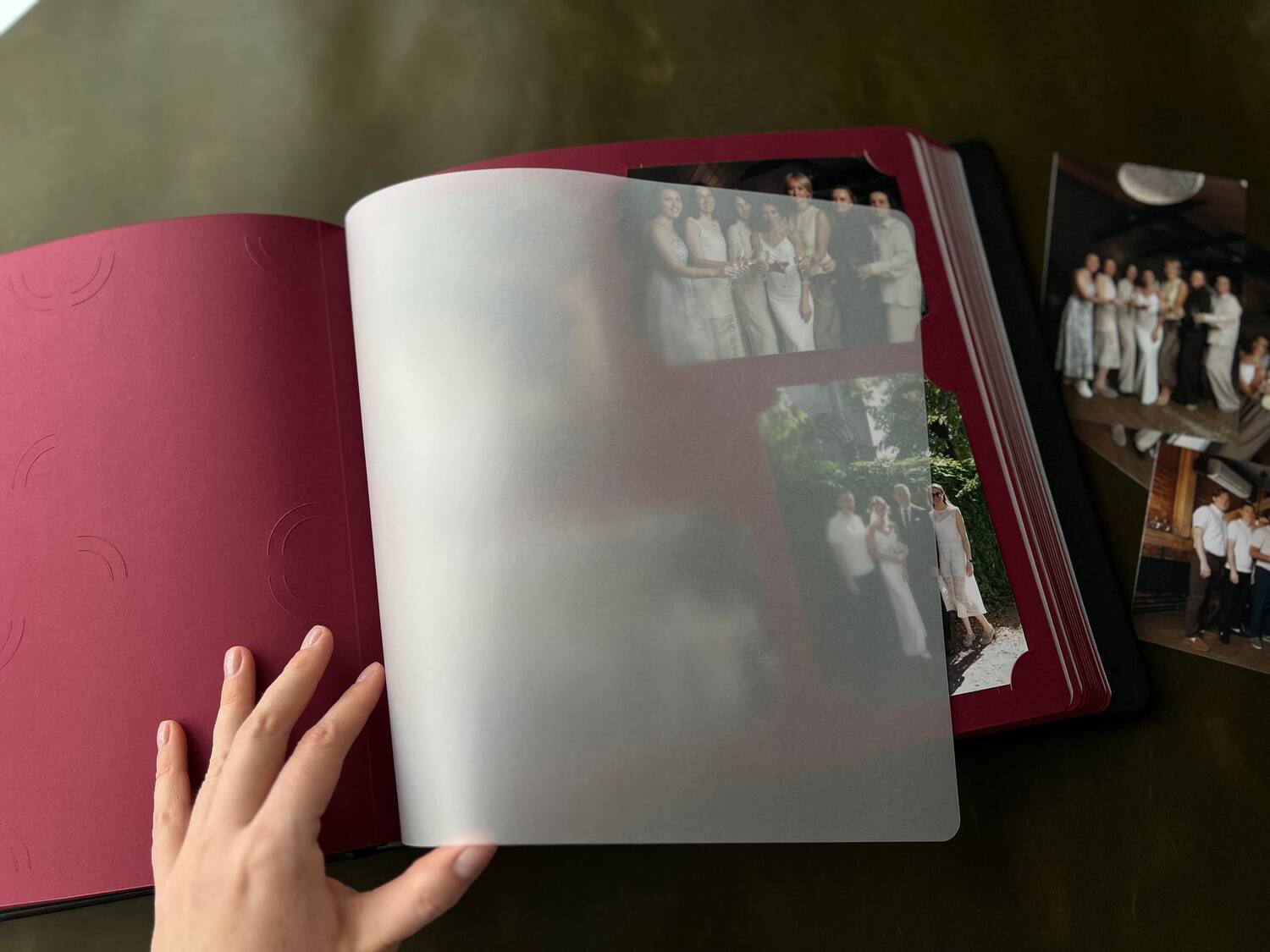 внутренние страницы свадебного архива с калькой и фотографиями