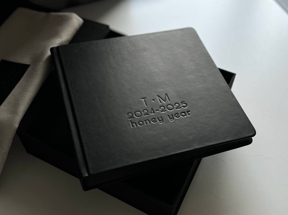 Именное тиснение на свадебном кожаном альбоме Natra