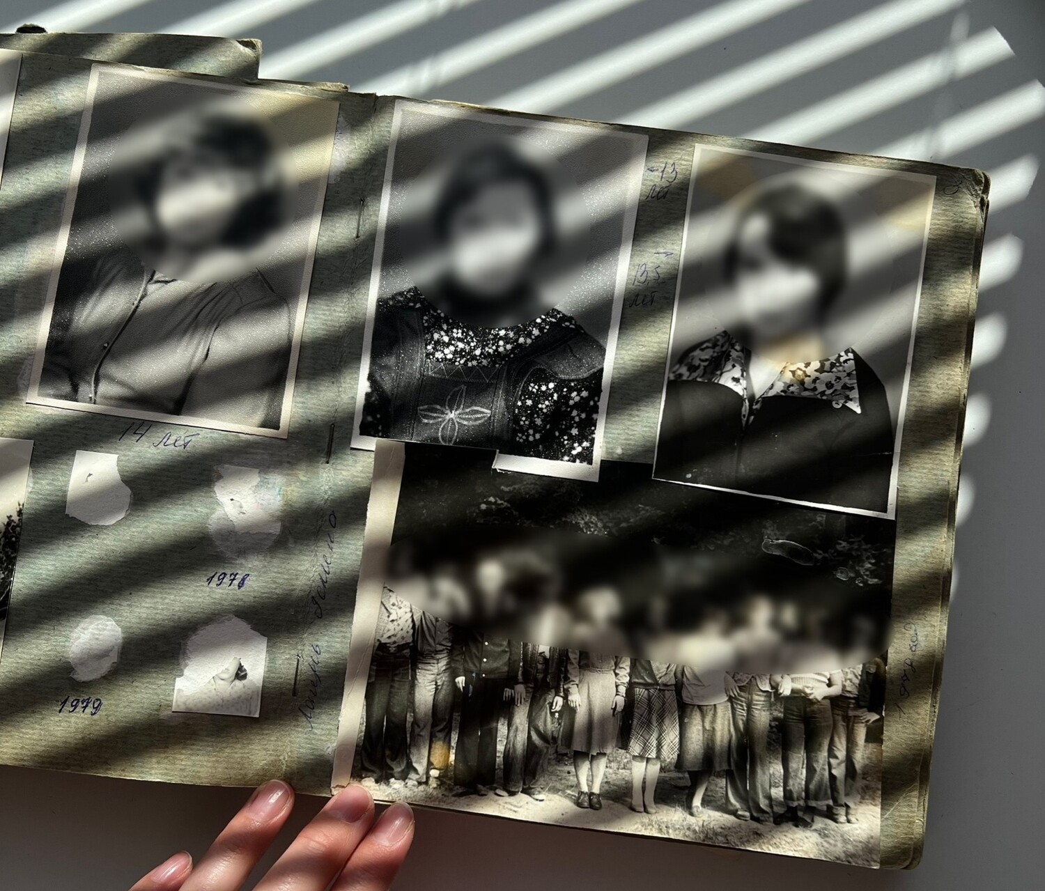 Пожелтевшая фотография из обычного альбома из-за кислоты