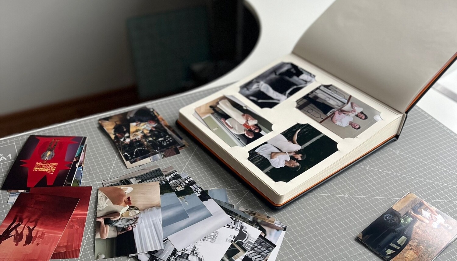 Один заполненный разворот в альбоме Natra с фотографиями и подписями