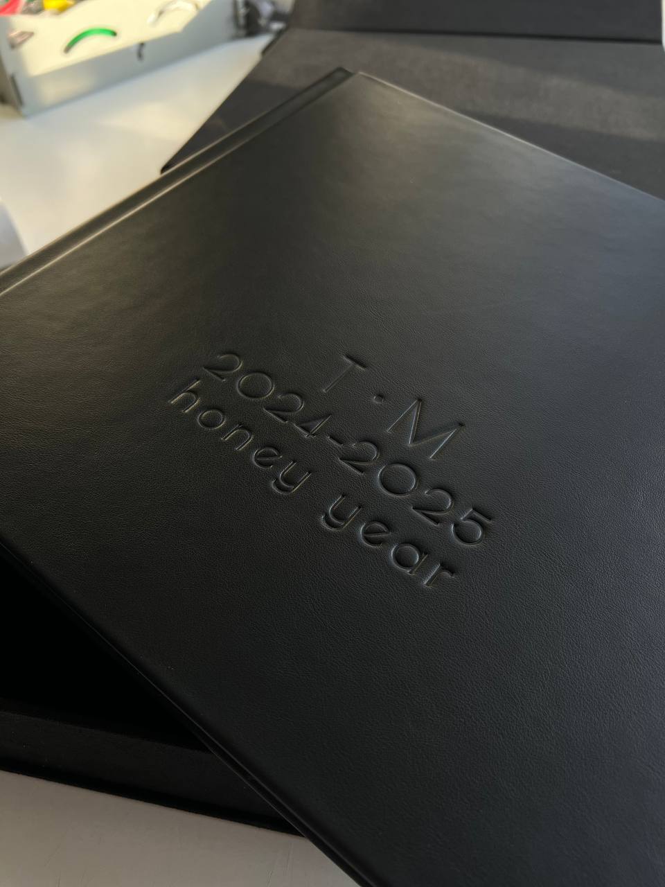 Тиснение на кожаном travel-альбоме Natra