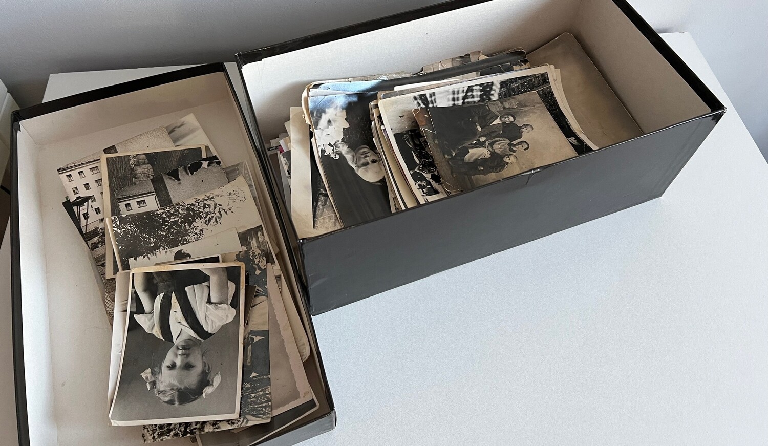 Беспорядочное хранение старых фотографий в коробке на антресолях