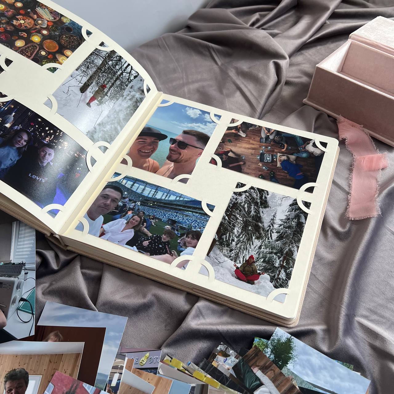 Семья вместе заполняет фотоальбом Natra