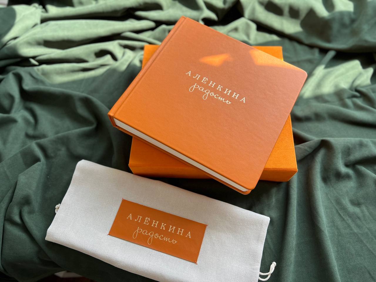 Именное тиснение на кожаном фотоальбоме Natra