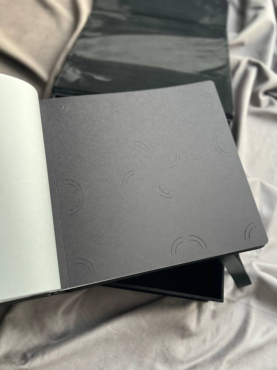 Разворот книги путешествий Natra