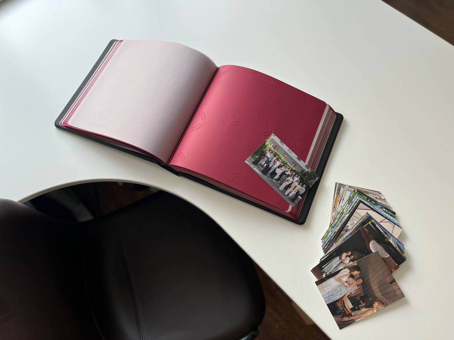 разрозненные свадебные фотографии без системы хранения